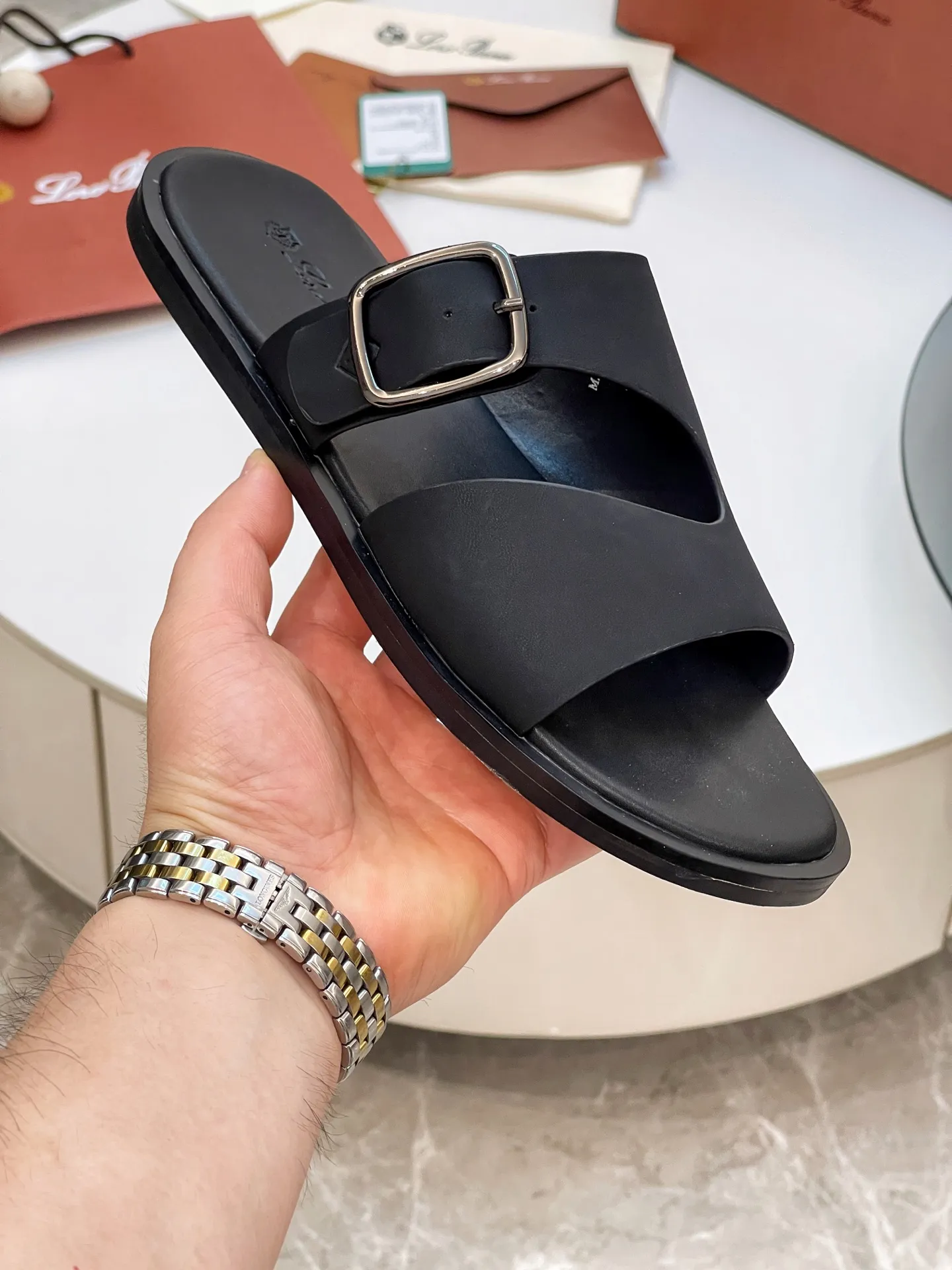 Men's shoes 💰420 Loro Piana, LP's popular spring and summer slippers are synchronized with the new counters, uppers are imported cowhide fabrics from Italy, high-quality splicing technology, soles: original soles specially provided by the original factory, exclusive molded soles are super comfortable, original factory orders, 🔍🔍high quality, you can go in and out of the counter at will, welcome to compare, code number 39-44 (order 38 45 46)